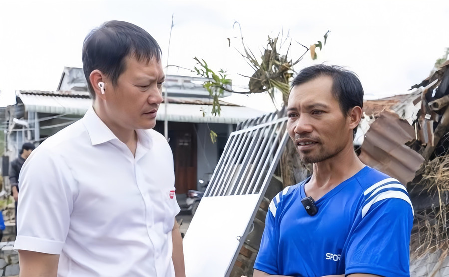 Anh Trần Ngọc Tùng (42 tuổi ngụ tại thôn Bình Hòa, xã Tuy An Bắc, Đắk Lắk) xúc động trong ngày khởi công dựng nhà. than-toc-dung-mai-am-sau-lu-du-de-tet-ve-tron-ven-1.jpg