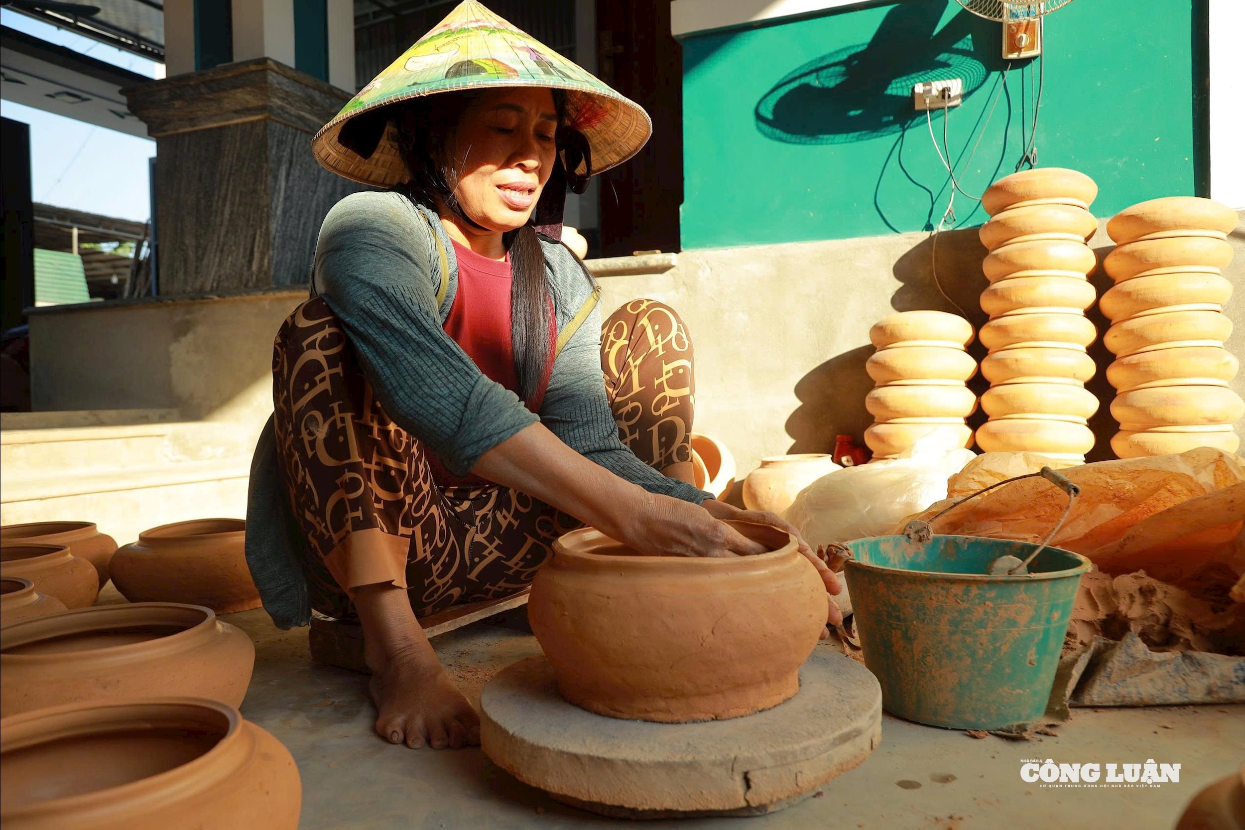 Để làm nên nồi đất mộc mạc cũng lắm công đoạn và sự tỉ mỉ của người thợ
