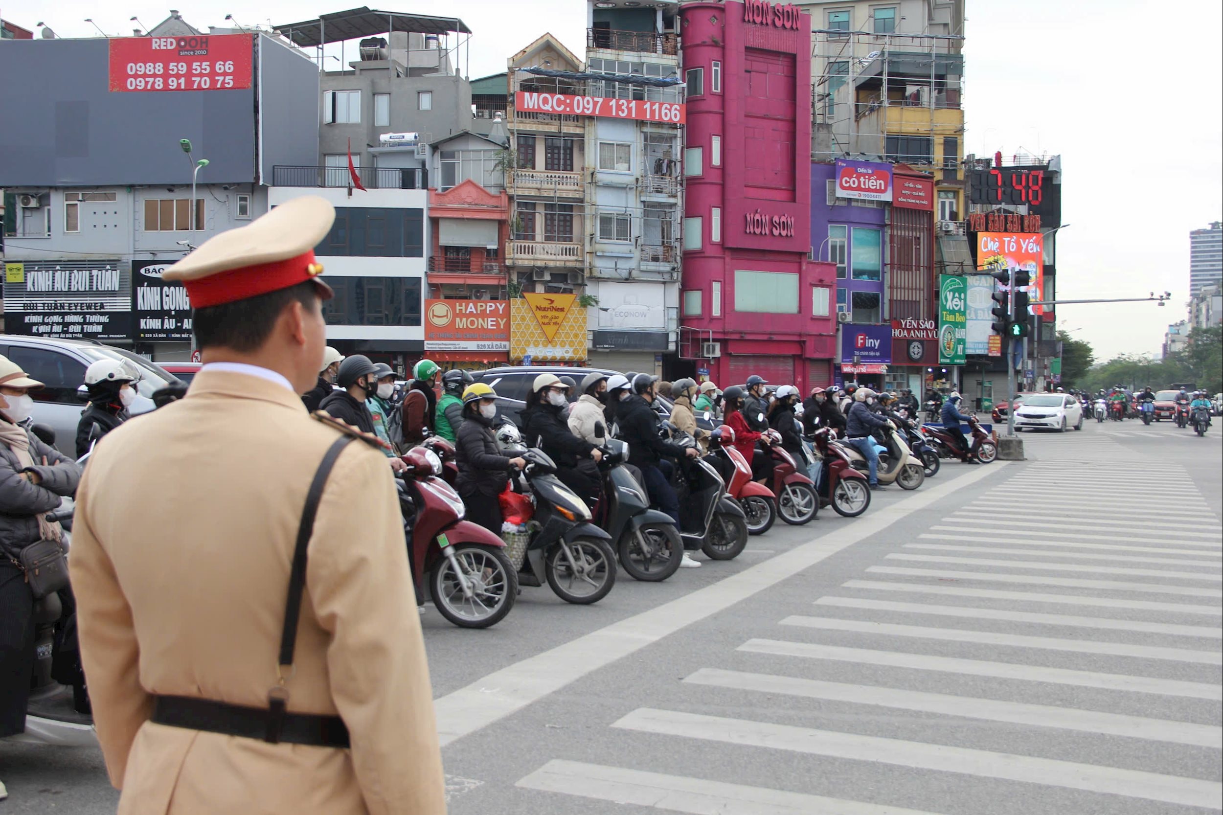 Người dân khi tham gia giao thông ngày nghỉ lễ với ý thức chấp hành luật lệ giao thông tăng cao. Ảnh minh họa.