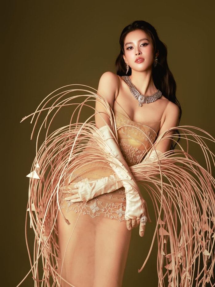 Hoa hậu Tiểu Vy xuất hiện rạng rỡ trong bộ ảnh mới đăng tải trên trang cá nhân.