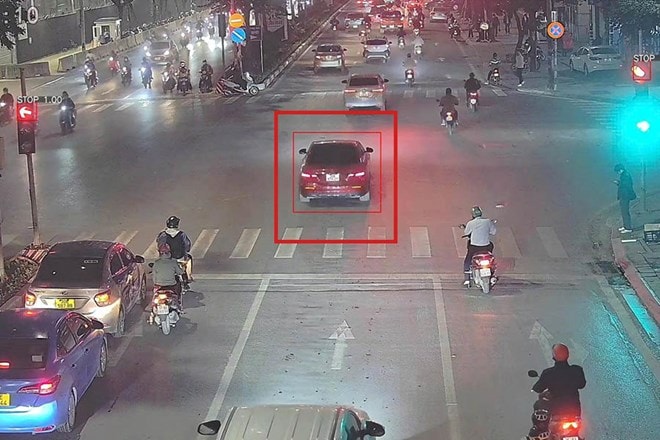 Camera AI phát hiện phương tiện vượt đèn đỏ, dùng điện thoại khi lái xe ở Hà Nội