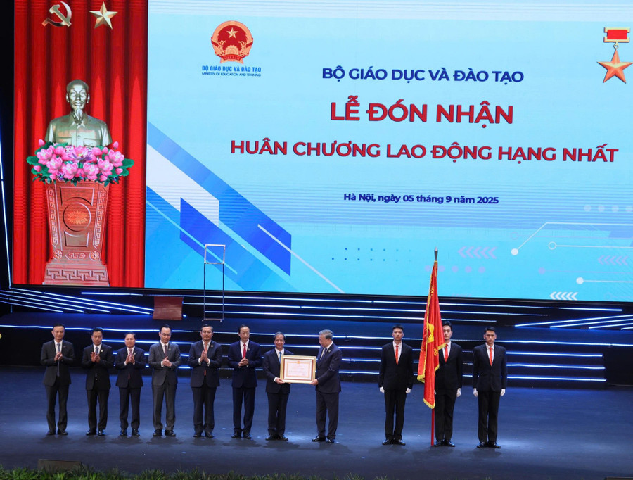 Tổng Bí thư Tô Lâm trao tặng Huân chương Lao động hạng Nhất cho Bộ GD&ĐT tại Lễ kỷ niệm 80 năm truyền thống ngành Giáo dục được tổ chức cùng với Lễ khai giảng năm học mới vào sáng 5/9. 5.jpg