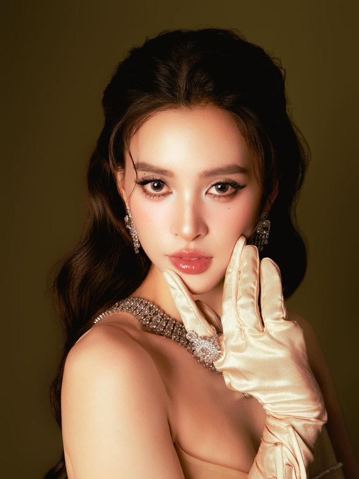 Nhan sắc của Tiểu Vy được đánh giá là ngày càng thăng hạng theo thời gian.