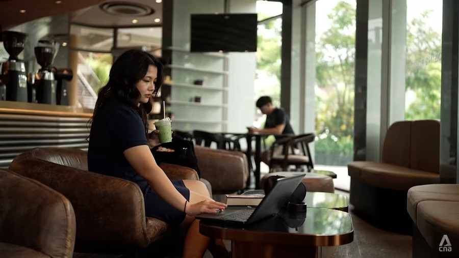 Khi người trẻ tập trung vào việc ổn định tài chính, sự do dự trong việc kết hôn của họ không đơn thuần chỉ là vấn đề vật chất. Ảnh: CNA