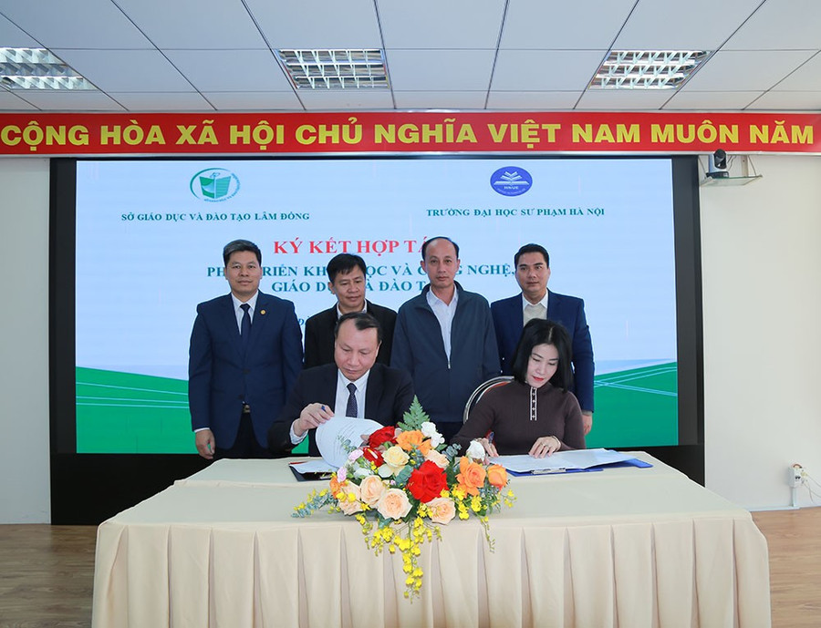 Lãnh đạo các đơn vị chứng kiến lễ Ký kết hợp tác giữa hai đơn vị.