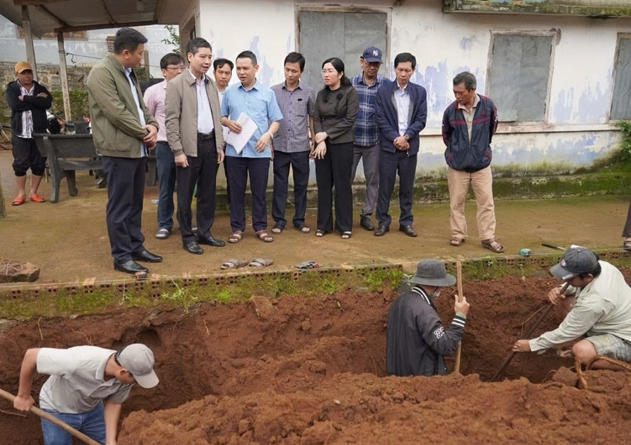 Chủ tịch UBND tỉnh Đắk Lắk xuống địa phương giám sát tiến độ hoàn thiện công trình nhà ở của người dân sau lũ.