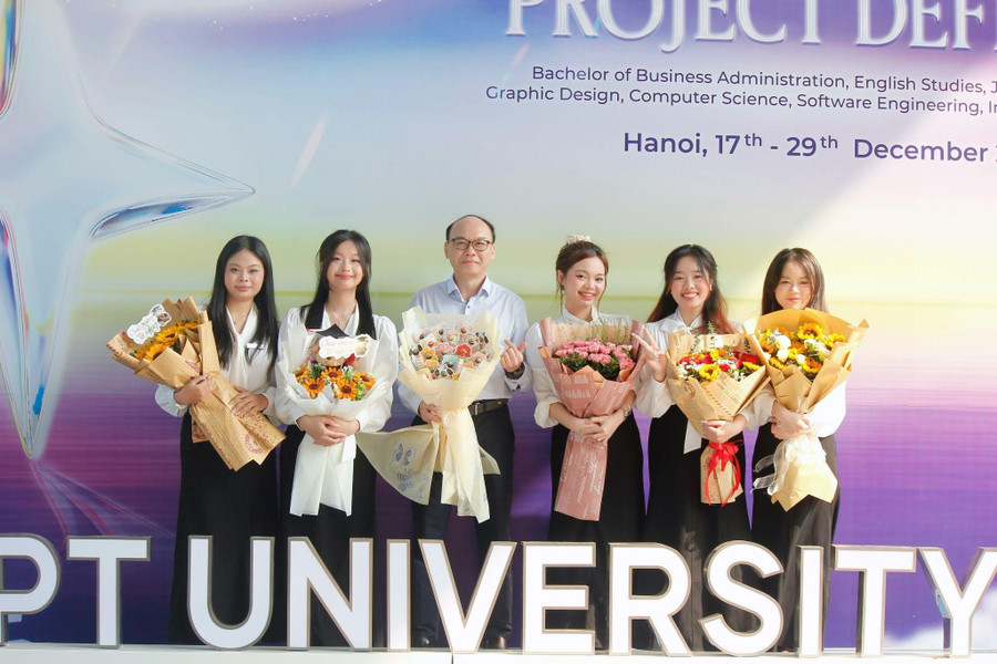 Nhóm dự án Oh!Bầu chụp cùng giảng viên hướng dẫn Lê Hoàng Anh (giữa) tại buổi bảo vệ đồ án tốt nghiệp.