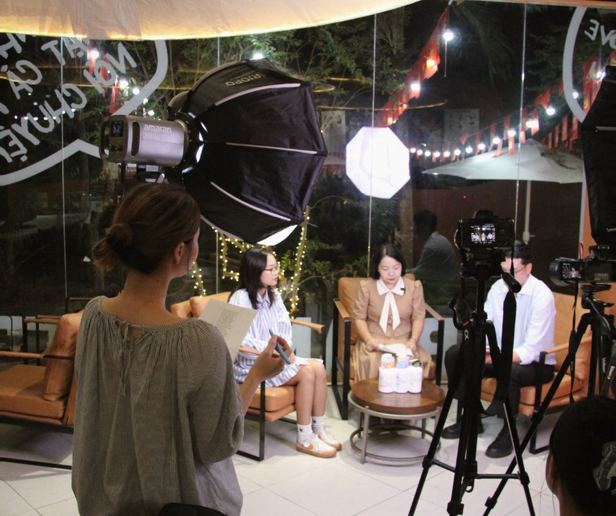 Các thành viên dự án tham gia sản xuất chuỗi podcast “Khi chúng ta thành cha mẹ”. image009.png