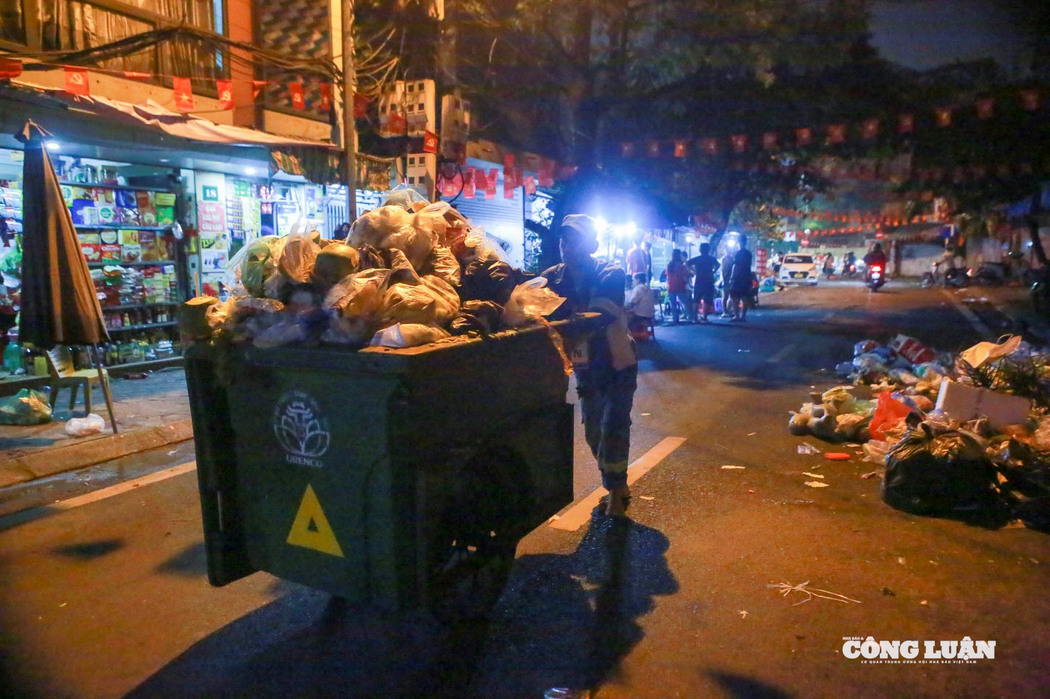 “Mỗi buổi sơ duyệt hay tổng duyệt, lượng rác tăng gấp nhiều lần ngày thường. Chúng tôi thường phải làm xuyên đêm để sáng hôm sau phố phường lại sạch đẹp, sẵn sàng cho những buổi hợp luyện tiếp theo và sự kiện chính thức,” một công nhân môi trường chia sẻ.