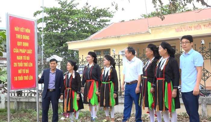 100% người dân và học sinh ký cam kết không vi phạm luật Hôn nhân và Gia đình. (Ảnh: Vũ Mừng) 1000046031.jpg