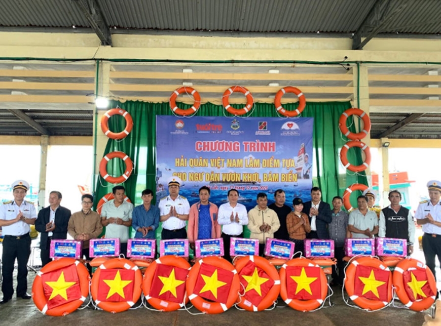 Điểm tựa cho ngư dân vươn khơi, bám biển