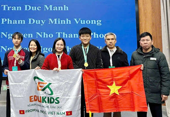 Em Nguyễn Nhật Thiên (thứ 3 từ phải qua).