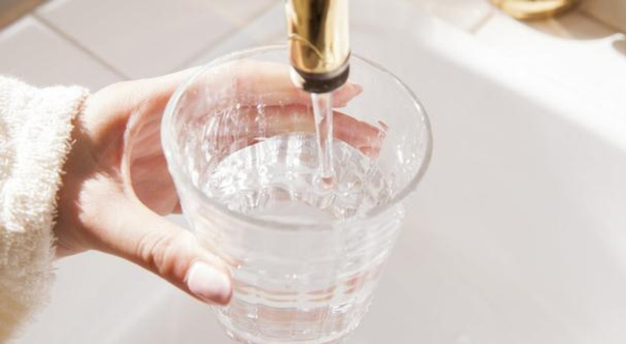 Uống từ 2000-2500 ml nước mỗi ngày giúp thận loại bỏ chất thải và độc tố. (Ảnh: ITN) 2-uong-tu-2000-2500-ml-nuoc.jpg