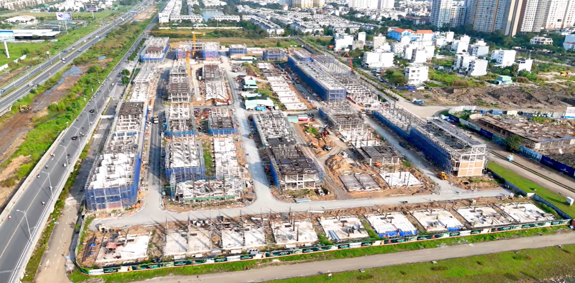 Dự án Senturia An Phú do Công ty Bất động sản Tiến Phước phát triển đang được đẩy nhanh tiến độ thi công, dự kiến bàn giao trong quý 4/2026.