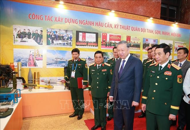 Tổng Bí thư Tô Lâm tham quan triển lãm trưng bày các sản phẩm của Tổng cục Hậu cần - Kỹ thuật. Ảnh: Trọng Đức/TTXVN