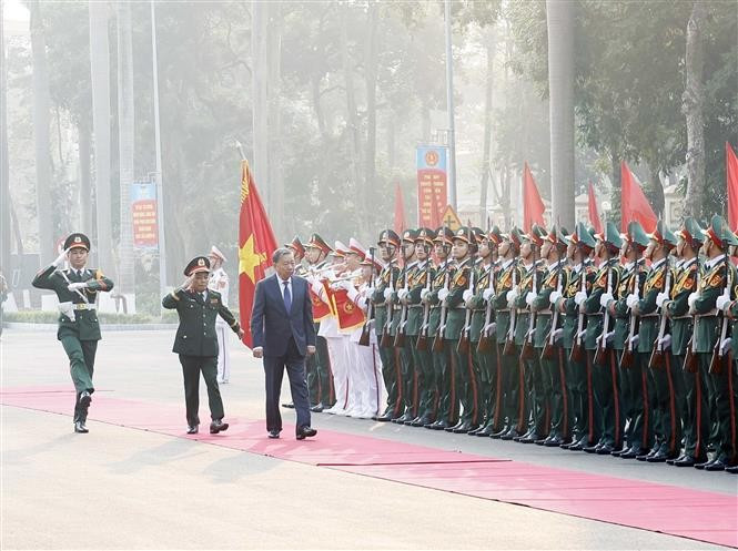 Tổng Bí thư Tô Lâm duyệt đội danh dự. Ảnh: TTXVN