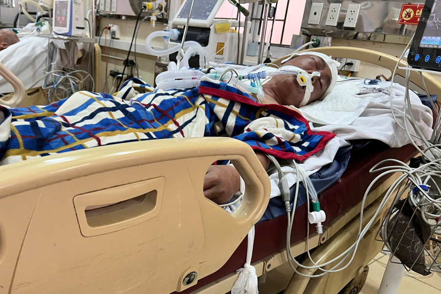 Người thầy nghèo trên giường bệnh với chi chít ống dẫn khiến ai ai cũng xót xa, thương cảm. (Ảnh Vũ Long) 111.jpg