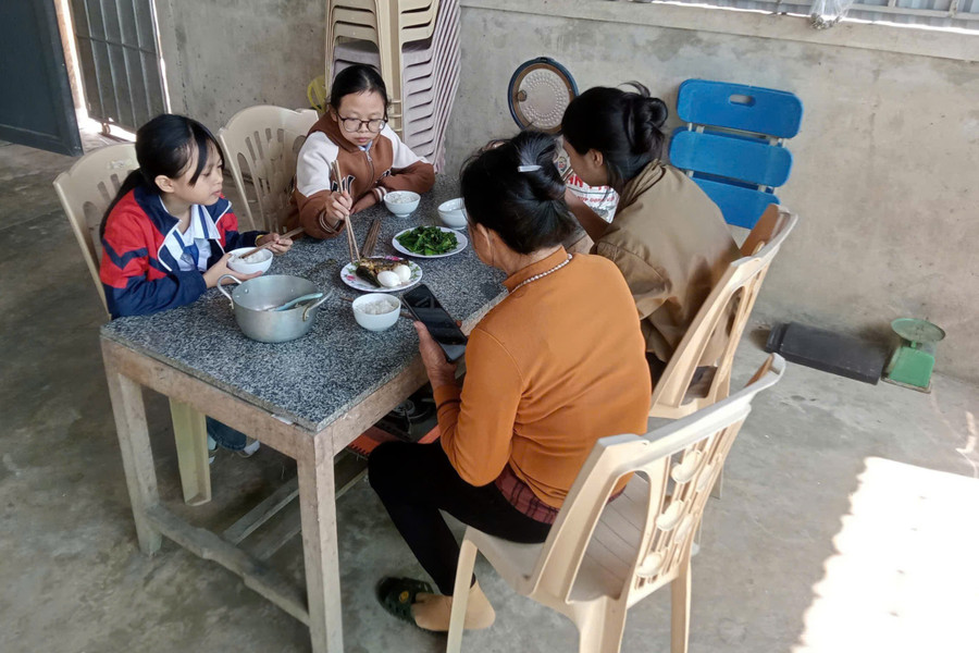 Mẹ vào viện chăm cha, ba đứa con phải gửi nhờ bà ngoại chăm nom. (Ảnh Vũ Long) 333.jpg