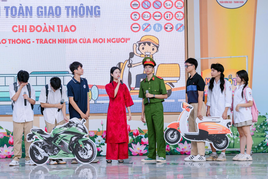 Học sinh Trường THPT Trần Hưng Đạo - Thanh Xuân (Hà Nội) đóng tiểu phẩm tuyên truyền về An toàn giao thông. Ảnh: Đình Tuệ.