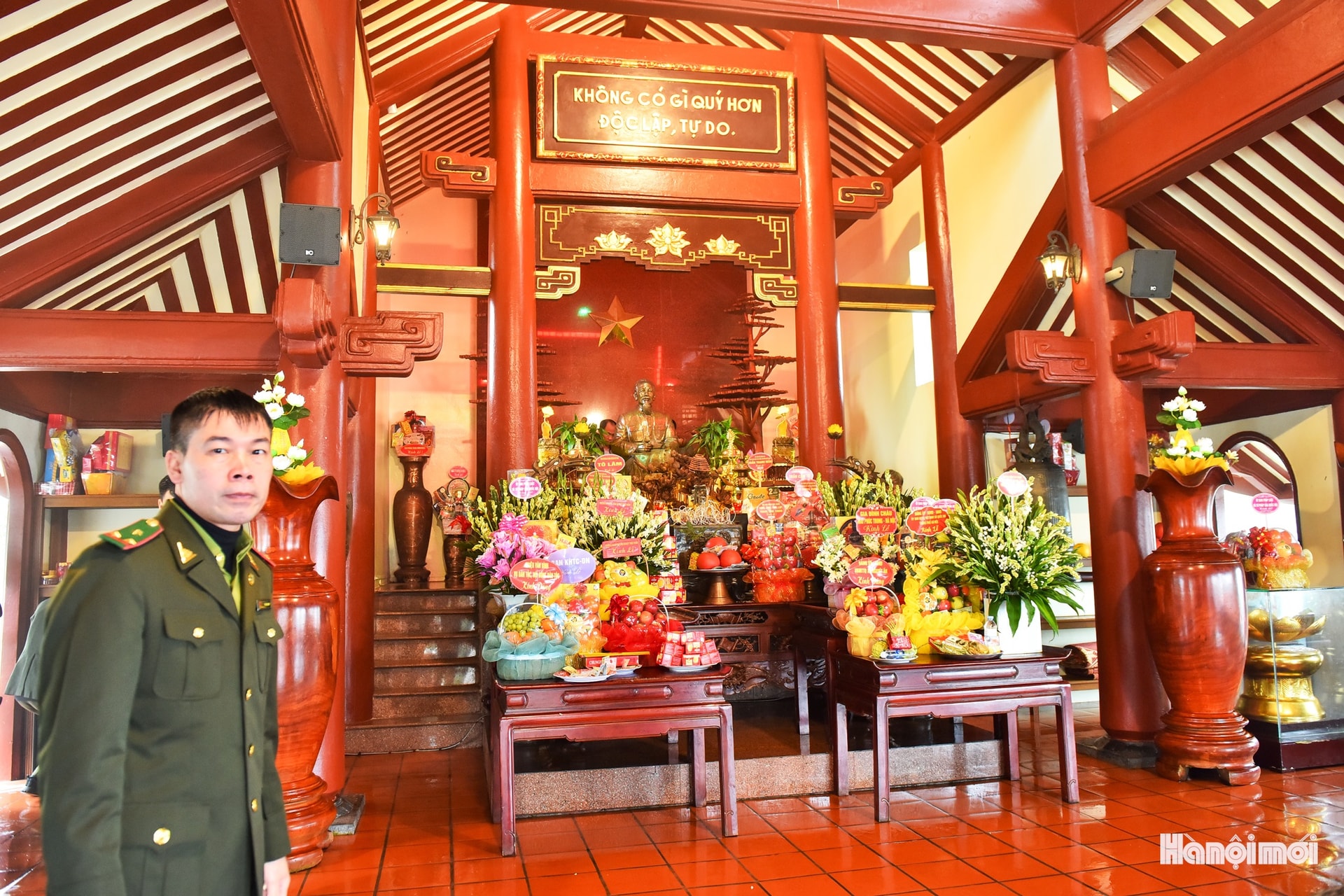 Bên trong Đền thờ, không gian mở và giản dị.