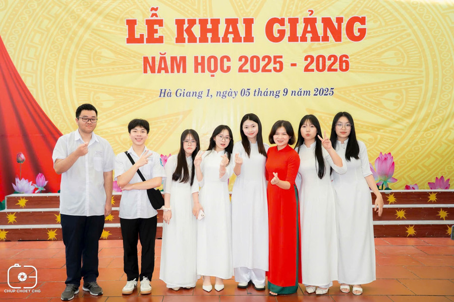 Nguyễn Thùy Dương cùng cô giáo và các bạn. 1000046975.jpg