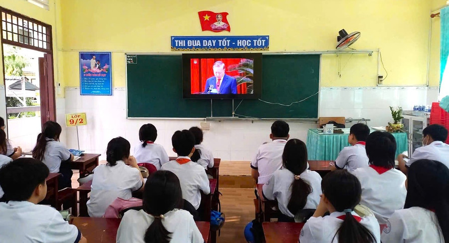 Học sinh Trường THCS Võ Thị Sáu (Phường Bạc Liêu) theo dõi Đại hội Đảng qua màn hình Tivi. gen-n-theo-doi-dai-hoi-1.jpg
