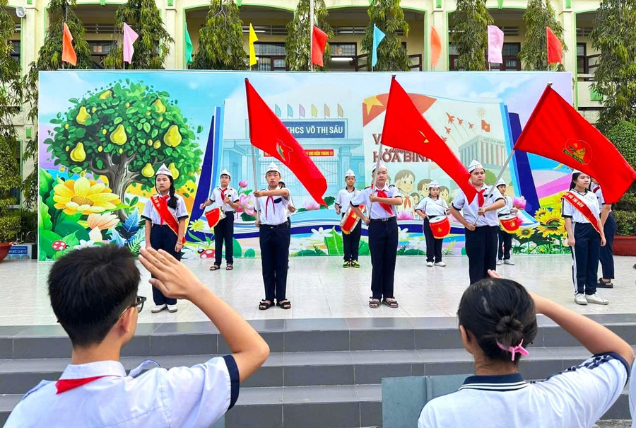 Buổi sinh hoạt chào cờ đầu tuần hướng về Đại hội Đảng tại Trường THCS Võ Thị Sáu (Phường Bạc Liêu). gen-h-theo-doi-dai-hoi-2.jpg