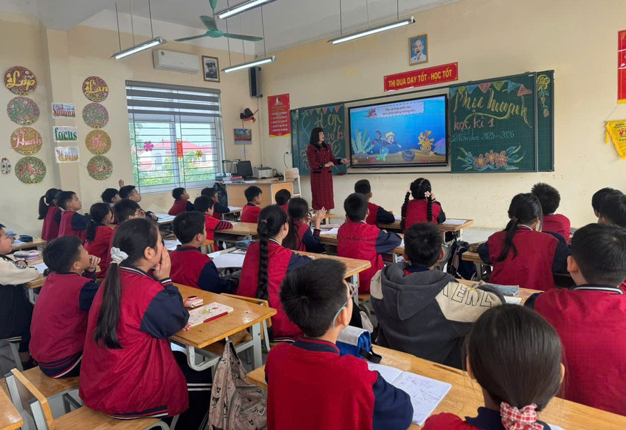 Cô giáo Nguyễn Thị Huế - Trường Tiểu học Tây Tựu A cùng học trò. Ảnh NC.