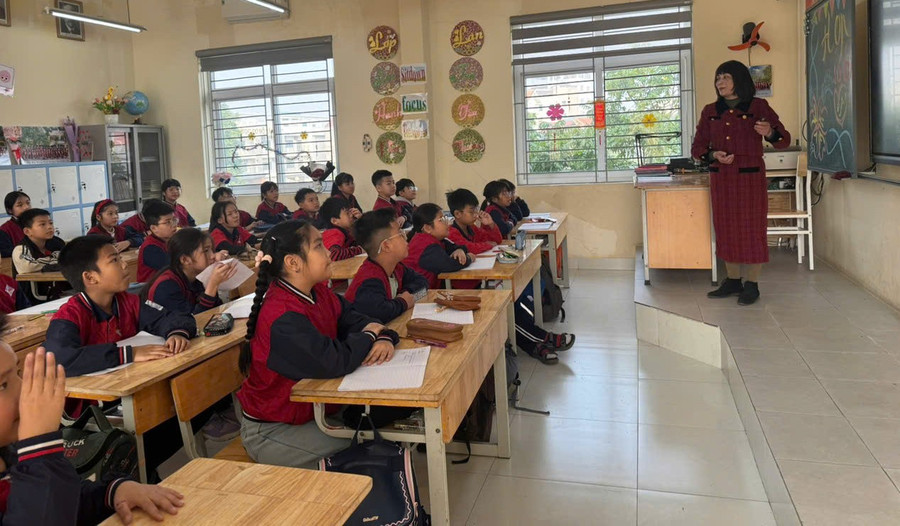 Cô luôn dùng năng lượng tích cực để truyền đến học trò. co-hue-2.jpg