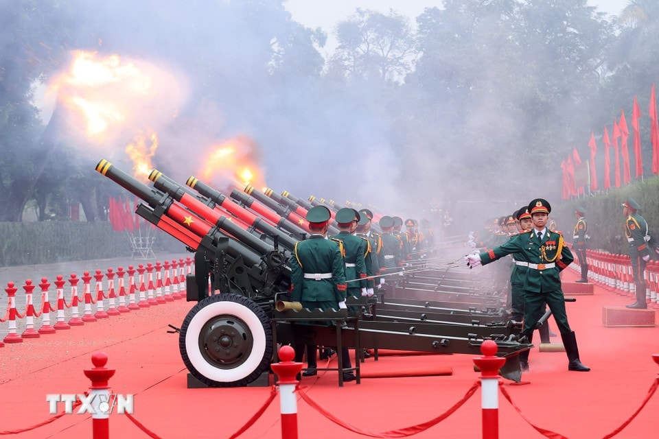 Nghi thức bắn 21 loạt đại bác chào mừng Tổng Bí thư, Chủ tịch nước Lào Thongloun Sisoulith và Phu nhân thăm cấp Nhà nước tới Việt Nam. (Ảnh: An Đăng/TTXVN)