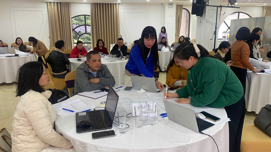 Các thành viên tham gia đợt tập huấn lần này cùng thảo luận nhiều ý kiến. tascdsc.jpg