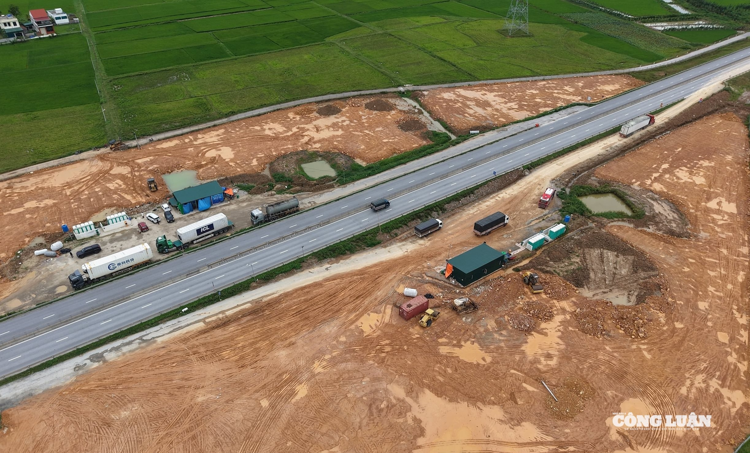 Ảnh 1.Trạm dừng nghỉ trên cao tốc Bắc - Nam vẫn đang được thi công.