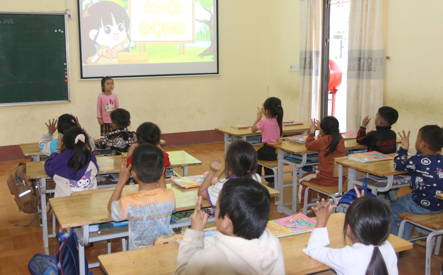 Học sinh Trường PTDTBT Tiểu học Hoang Thèn, xã Khổng Lào (Lai Châu) tương tác với bài học nhờ bài giảng có sử dụng AI.