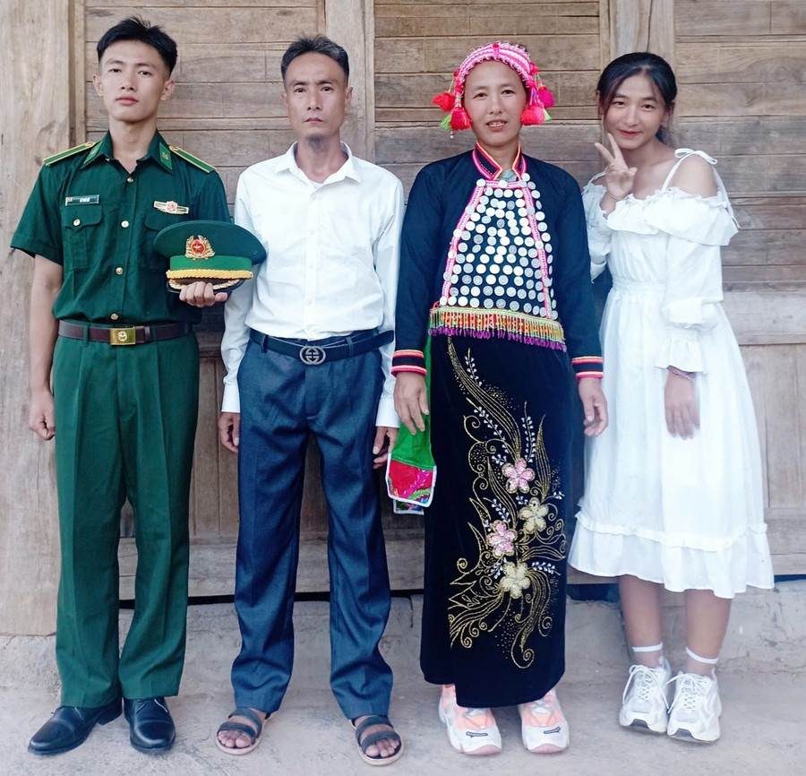 Lỳ Phú Hừ chụp ảnh cùng gia đình. ly-phu-hu-niem-tu-hao-cua-ban-si-la-3.jpg