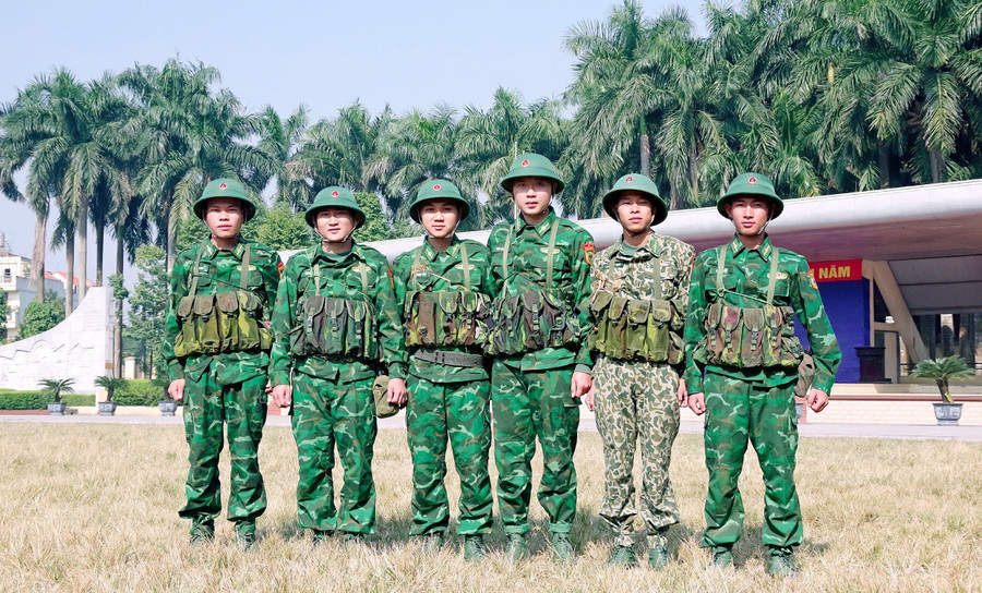 Lỳ Phú Hừ (góc phải) cùng đồng đội tại Học viện Biên phòng. ly-phu-hu-niem-tu-hao-cua-ban-si-la-4.jpg