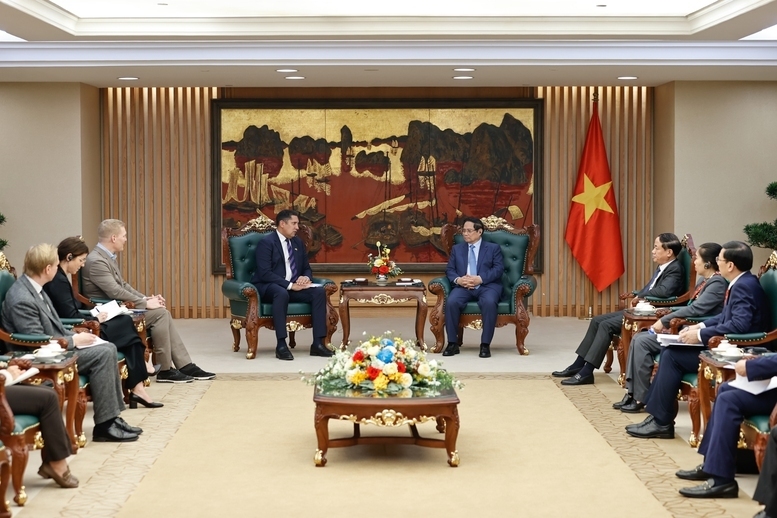 Thủ tướng Phạm Minh Chính tiếp Đại sứ Thụy Điển tại Việt Nam Johan Ndisi và ông Dennis Nobelius, Tổng Giám đốc Công ty SYRE (hàng đầu bên trái) - Ảnh: VGP/Nhật Bắc
