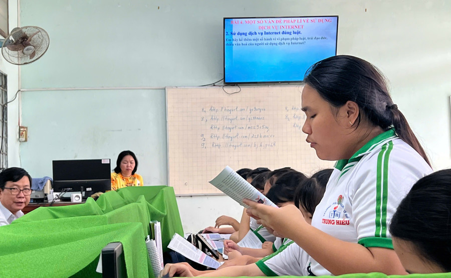 Giờ Tin học tại Trường THCS Trung Hiếu (Vĩnh Long). so-hoa-sach-giao-khoa-1.jpg