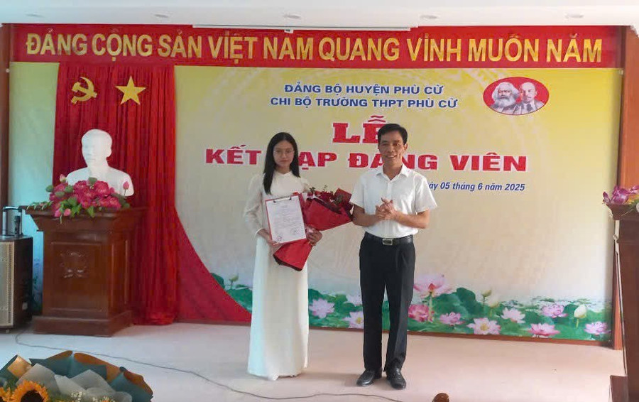 Thầy Dương Văn Long, Bí thư Chi bộ, Hiệu trưởng THPT Phù Cừ trao Quyết định cho đảng viên trẻ. duong-van-long-trao-quyet-dinh-va-tang-hoa-chuc-mung-cho-dang-vien-tre.png