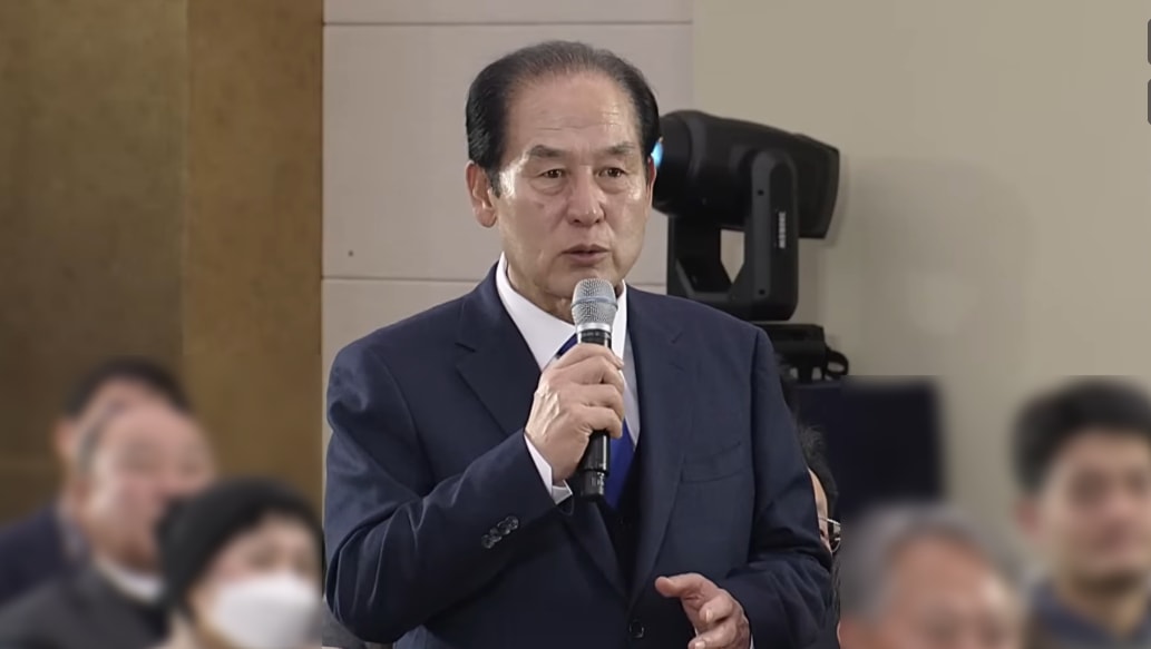 Ông Kim Hee-soo, Thống đốc huyện Jindo, phát biểu trong cuộc họp cộng đồng về đề xuất sáp nhập hành chính giữa thành phố Gwangju và tỉnh Nam Jeolla tại Trung tâm Văn hóa và Nghệ thuật Haenam ở Nam Jeolla vào ngày 4 tháng 2. [ẢNH CHỤP hình hình]