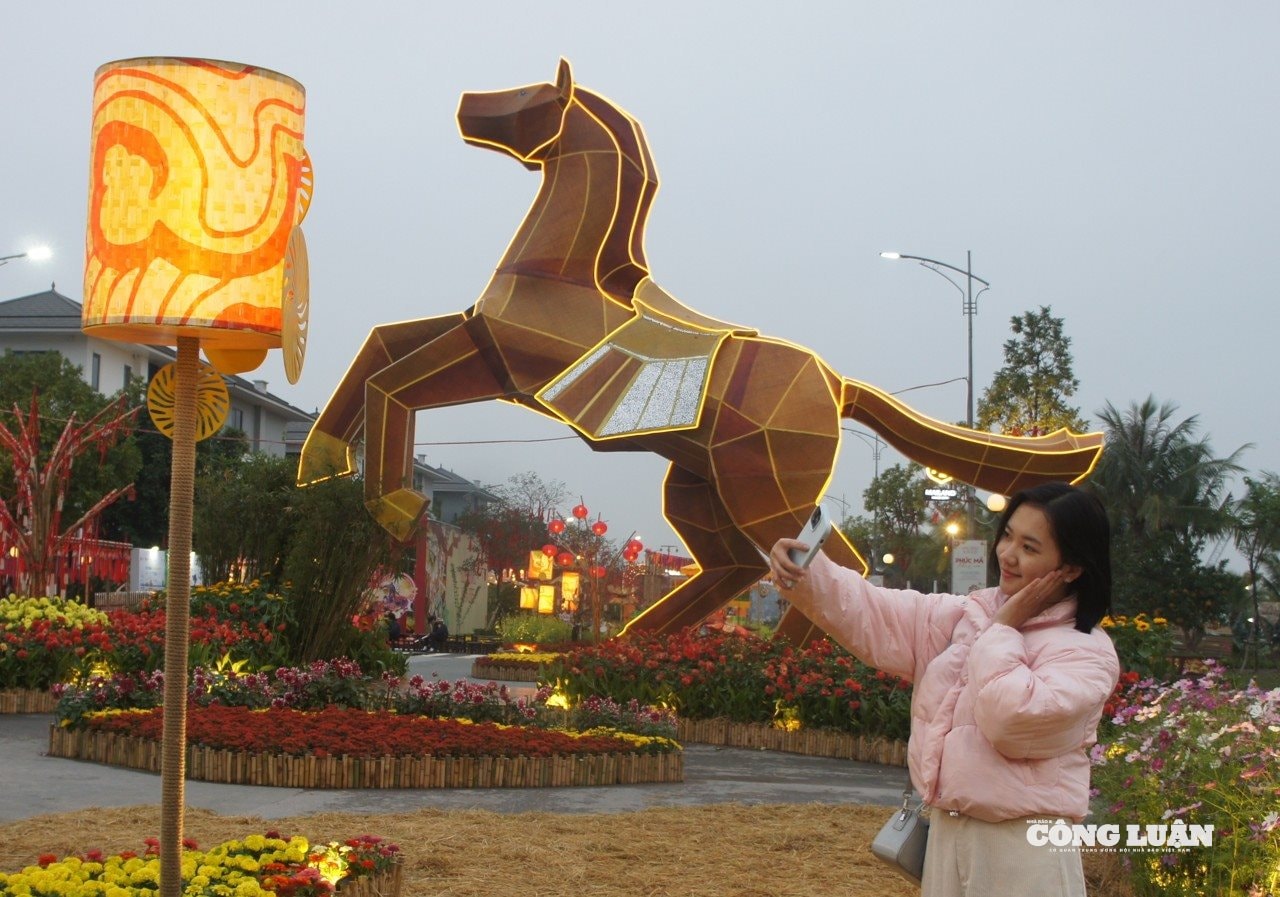 Du khách check in cùng hình tượng linh vật Phúc Mã Phi Xuân