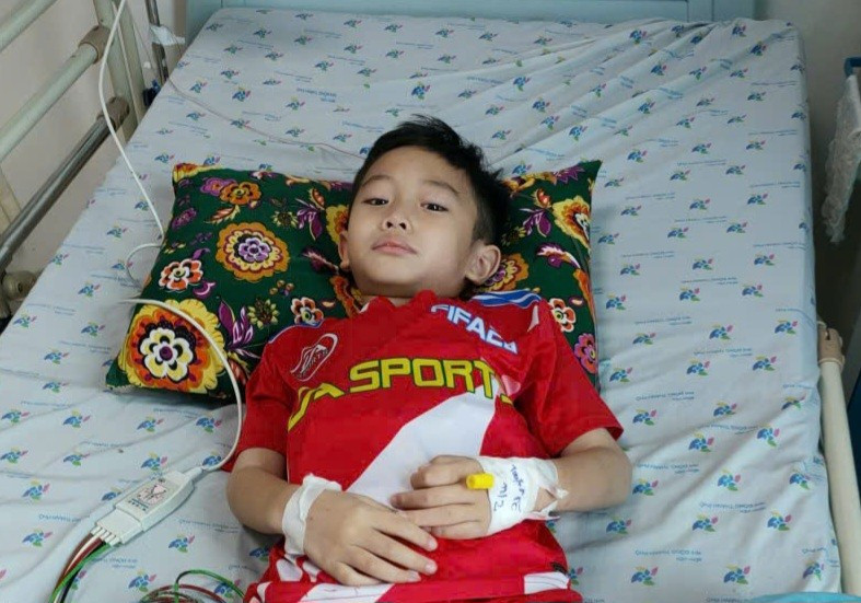 Bé Phạm Quốc Trọng (học sinh lớp 1) đang điều trị tại Bệnh viện Nhi đồng TPHCM.
