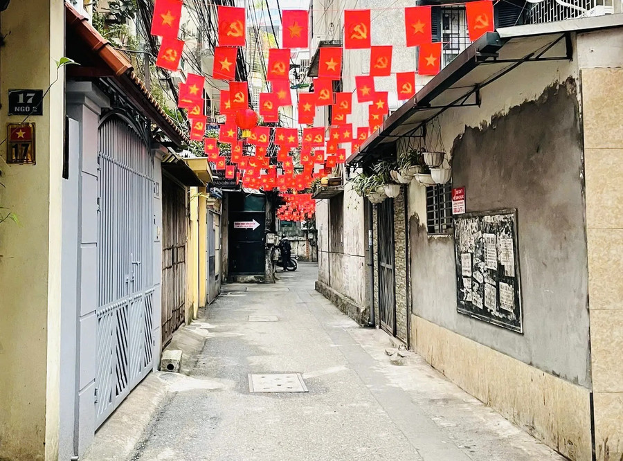 Các ngõ phố trên địa bàn phường được trang trí cờ hoa chào đón năm mới Bính Ngọ 2026. kim-lien-2.jpg