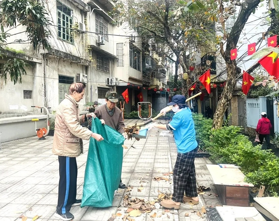 Các Tổ “Kim Liên sạch - Môi trường xanh” thực hiện công tác đảm bảo vệ sinh môi trường trên địa bàn.