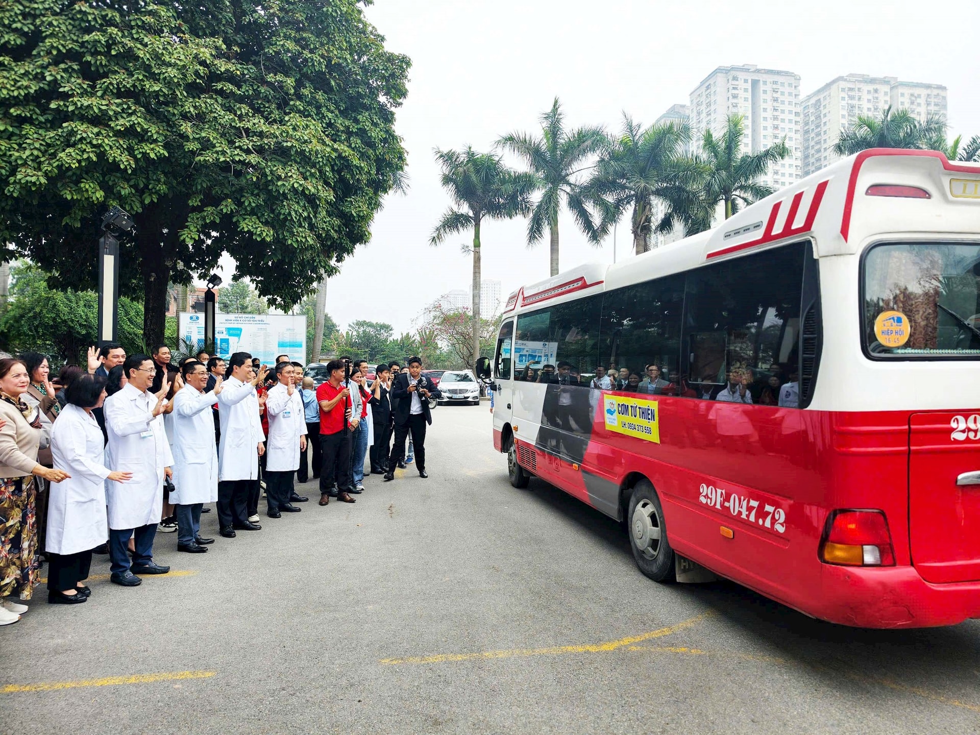 Thứ trưởng Thường trực Bộ Y tế Vũ Mạnh Hà cùng các thầy thuốc Bệnh viện K tiễn bệnh nhân về quê đón Tết.