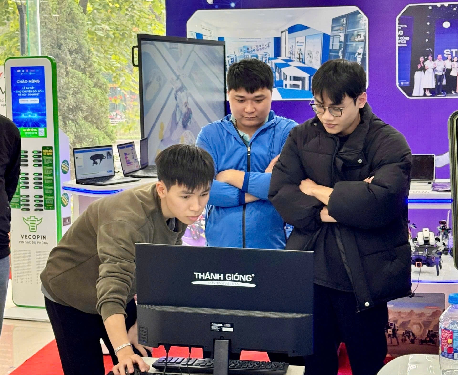 Trưng bày máy tính Thánh Gióng tại Sàn giao dịch công nghệ Hà Nội, Khu Liên cơ, 258 Võ Chí Công. Ảnh: T.G