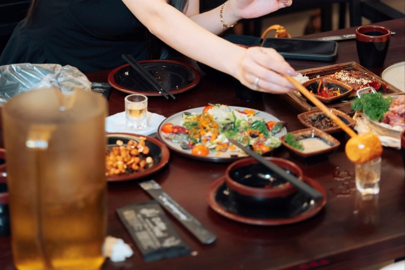 Nguy hại hơn, rượu bia ức chế quá trình phân hủy histamine từ thức ăn, khiến nồng độ chất này tăng cao, dễ làm bùng phát cơn hen hoặc mề đay cấp tính. Ảnh: Văn Hiền