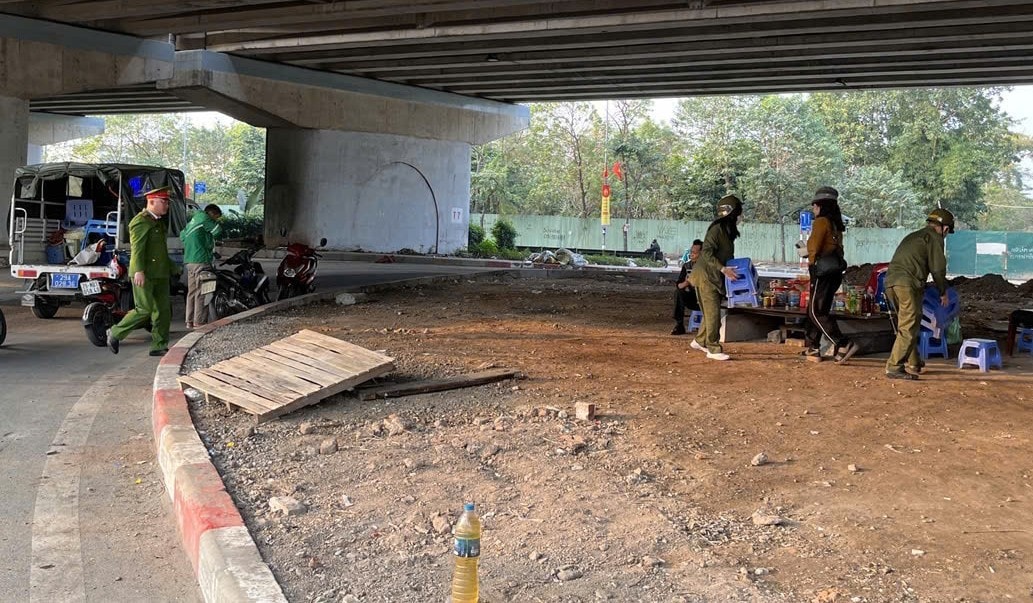 Lực lượng chức năng tăng cường tuần tra, kiểm soát, xử lý các hành vi dừng, đỗ sai quy định; lấn chiếm lòng đường, vỉa hè; họp chợ tự phát; trông giữ phương tiện trái phép. Ảnh: Minh Đức.