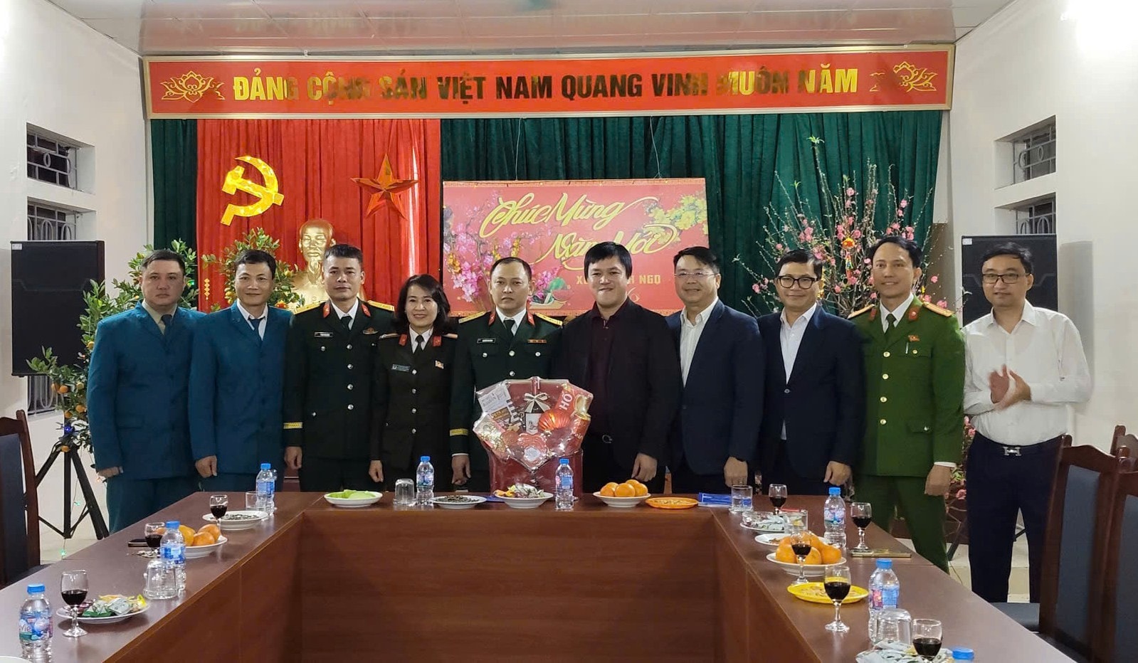 Chủ tịch UBND phường Vũ Tuấn Đạt cùng các đồng chí trong Đảng ủy - HĐND - UBND - Ủy ban MTTQ Việt Nam phường Yên Sở thăm, chúc Tết và động viên các đơn vị ứng trực Tết.