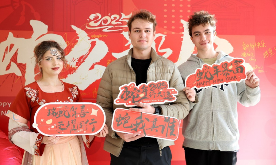 Sinh viên quốc tế trải nghiệm Tết Nguyên đán ở Trung Quốc.