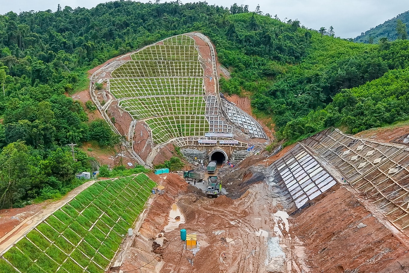 Địa chất phức tạp tại dự án cải tạo tuyến đường sắt qua đèo Khe Nét. Ảnh: TL.